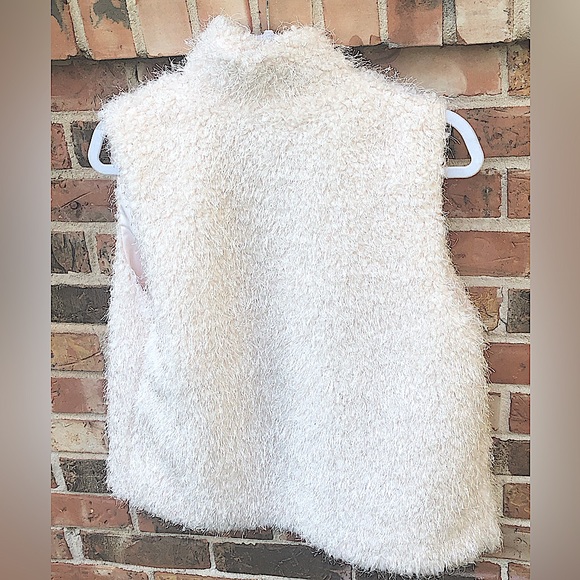Betsey Johnson Faux Fur Off White Vest .Front Hook Eye Close and Pockets. Size M - Picture 11 of 13